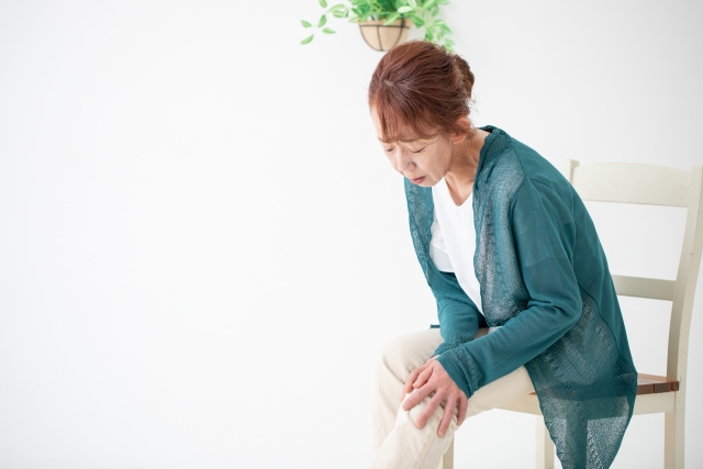 <strong>正座で膝が痛む中高年女性へ整骨院治療</strong>の画像