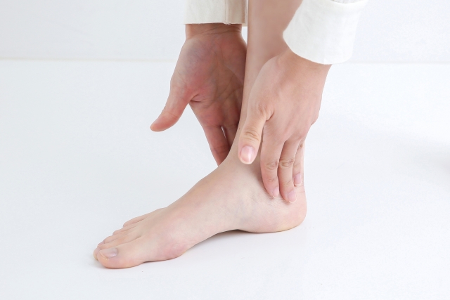 歩くと「内くるぶしの下が痛い」…整骨院でできる治療の画像